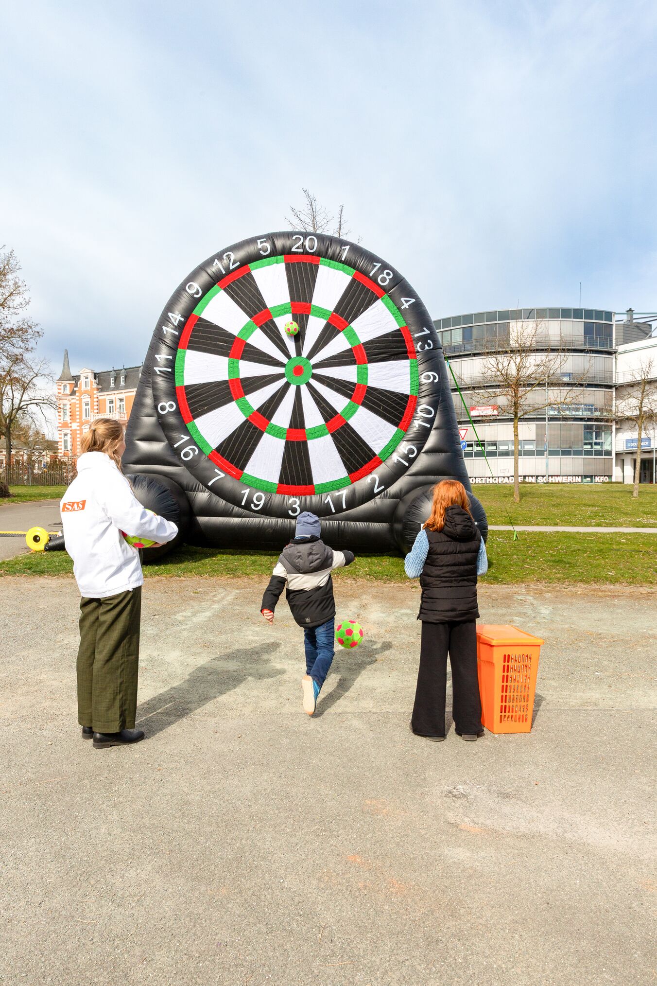 SAS verleiht Fußball-Dart an Schulen, Kirchgemeinden, Vereine und andere gemeinnützige Einrichtungen, Foto: maxpress/SRK