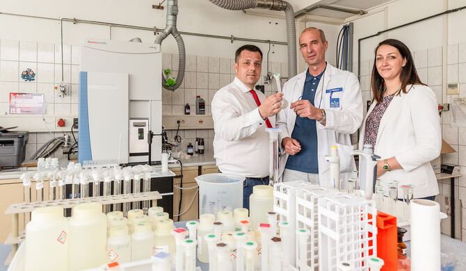 V.I.: SAS-Geschäftsführer Andreas Lange lässt sich von Laborleiter Uwe Böhland und AQS-Geschäftsführerin Madlen Schult die Labore zeigen Foto: maxpress/srk
