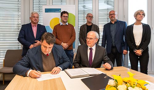 Andreas Lange (li.) unterzeichnete im November 2019 die Gründungsurkunde des Klima Allianz Schwerin e.V. Fotos: WEMAG/SRK