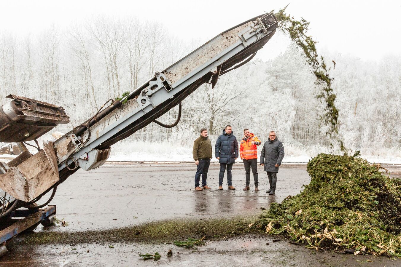 Was nun mit den ausgedienten Bäumen passiert, wollte Schwerins Stadtpräsident Sebastian Ehlers genau wissen und besuchte dafür die Bioabfallverwertungsanlage (BAVA) der SAS