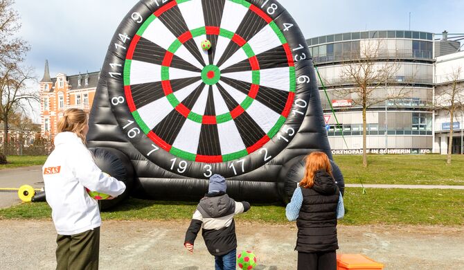 SAS verleiht Fußball-Dart an Schulen, Kirchgemeinden, Vereine und andere gemeinnützige Einrichtungen, Foto: maxpress/SRK