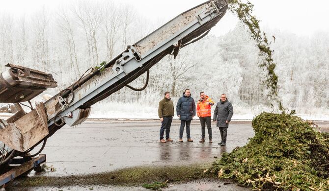 Was nun mit den ausgedienten Bäumen passiert, wollte Schwerins Stadtpräsident Sebastian Ehlers genau wissen und besuchte dafür die Bioabfallverwertungsanlage (BAVA) der SAS