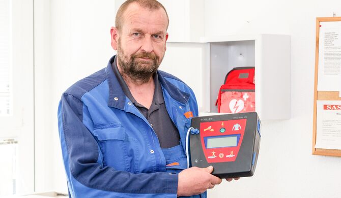 SAS-Mitarbeiter Karsten Knüppel kennt als Ersthelfer die Bedeutung des Defibrillators und kann das Gerät im Notfall einsetzen, Fotos: maxpress/srk