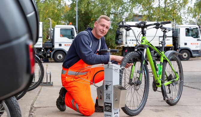 SAS-Mitarbeiter Sebastian Drews prüft den Reifendruck an seinem Mountainbike