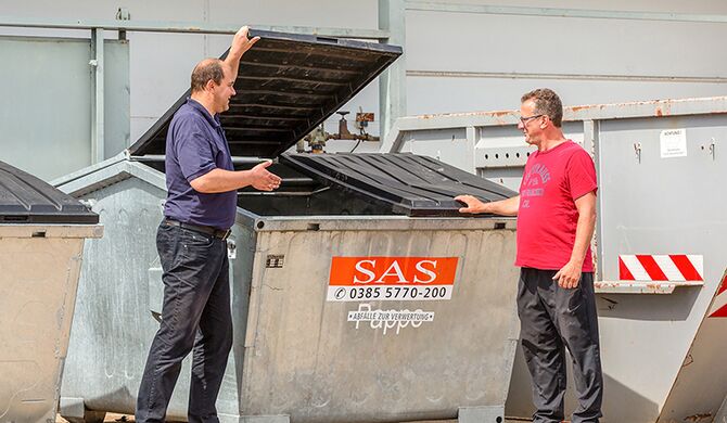 1)	V.I.: SAS-Mitarbeiter Sebastian Witt bespricht mit Steffen Rokohl den Abholzyklus für die Papiercontainer