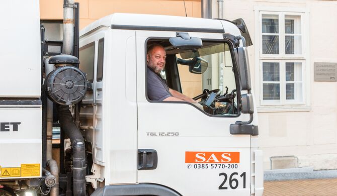 Berufskraftfahrer wie Torsten Schulz gehören zu den Frühaufstehern, die Touren für die Straßenreinigung fahren, Fotos: maxpress/srk