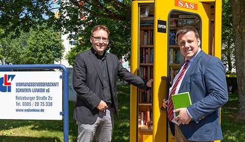 V.l. Steffen Weber und Andreas Lange weihen die neue Büchertauschbox in Lankow ein