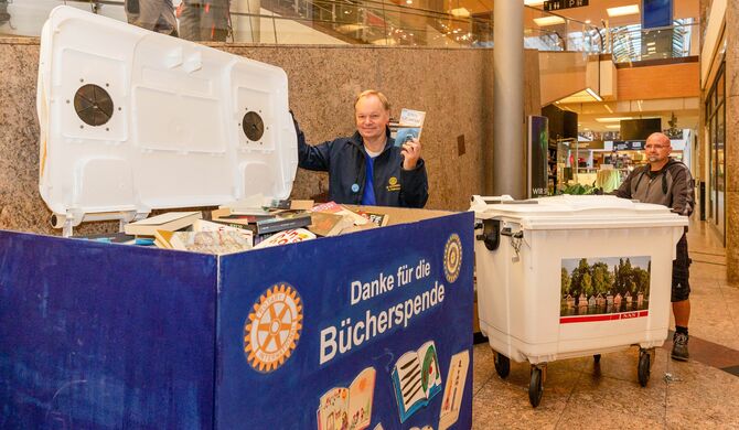 V.I.: Rotary-Club-Präsident Thorsten Pollmann und Thomas Becker von den Dreescher Werkstätten tauschen die Container mit den gesammelten Büchern aus Fotos: maxpress/srk