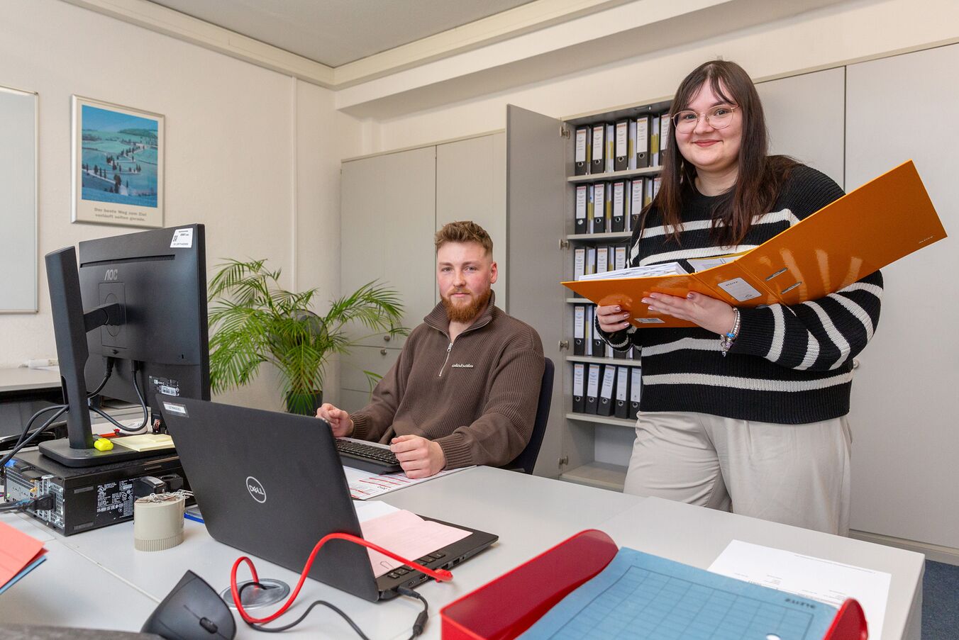 Julie Ehlev ( r.) hat sich für eine Ausbildung zur Kauffrau für Büromanagement entschieden. Für Fritz Keller ( l.) geht die Ausbildungszeit langsam zu Ende. Er ist im dritten Lehrjahr.