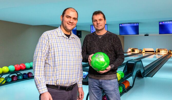 VI.: SAS-Mitarbeiter Sebastian Witt lässt sich vom Unternehmer Andreas Tews die neue Bowlingbahn im Störkrug zeigen Fotos: maxpress/srk