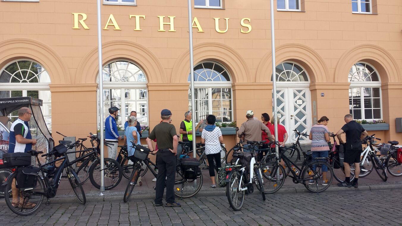 Die Feierabendtour der ADFC-Regionalgruppe Schwerin zur SAS beginnt vor dem Schweriner Rathaus