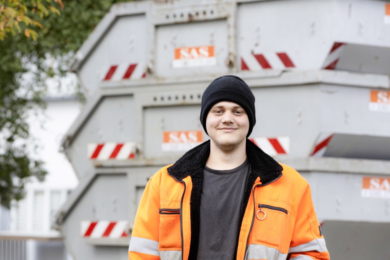 Justin Knop hat seine Prüfung zum Umwelttechnologen bestanden und wurde nun ins SAS-Team übernommen, Foto: maxpress/srk