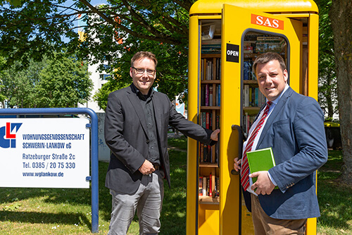 V.l. Steffen Weber und Andreas Lange weihen die neue Büchertauschbox in Lankow ein