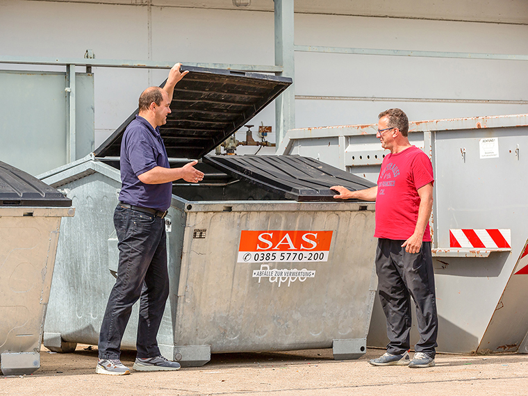 1)	V.I.: SAS-Mitarbeiter Sebastian Witt bespricht mit Steffen Rokohl den Abholzyklus für die Papiercontainer